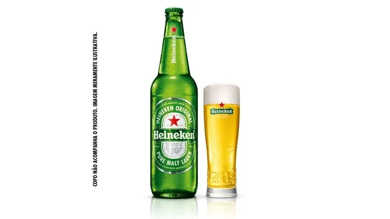 Garrafa de Heineken ao lado de um copo de cerveja. Copo não acompanha o produto; imagem ilustrativa.