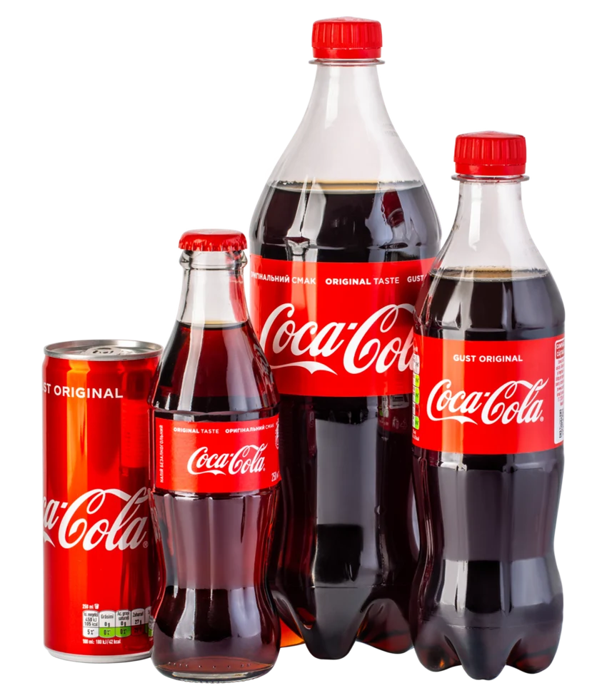 Coca-Cola em lata e garrafas de diferentes tamanhos